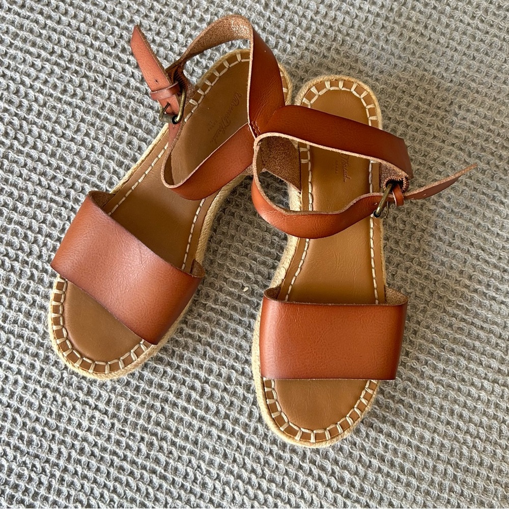 Universal Thread brown wedges